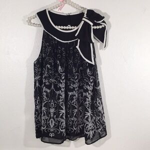 Misty & Max Black and White Floral Bow Blouse L